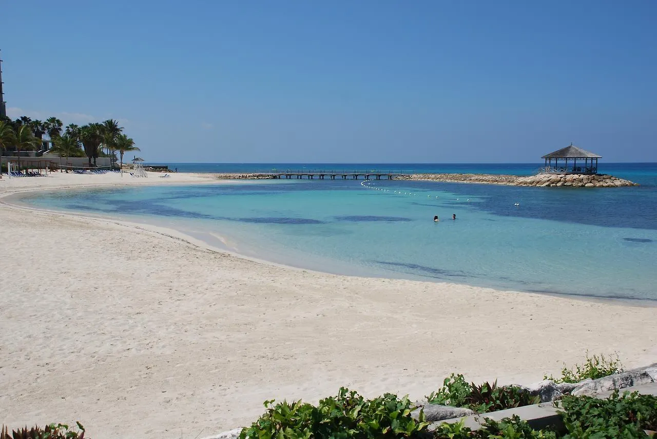 Luxury Villa Sleeps 6, Beach Access, Montego Bay
