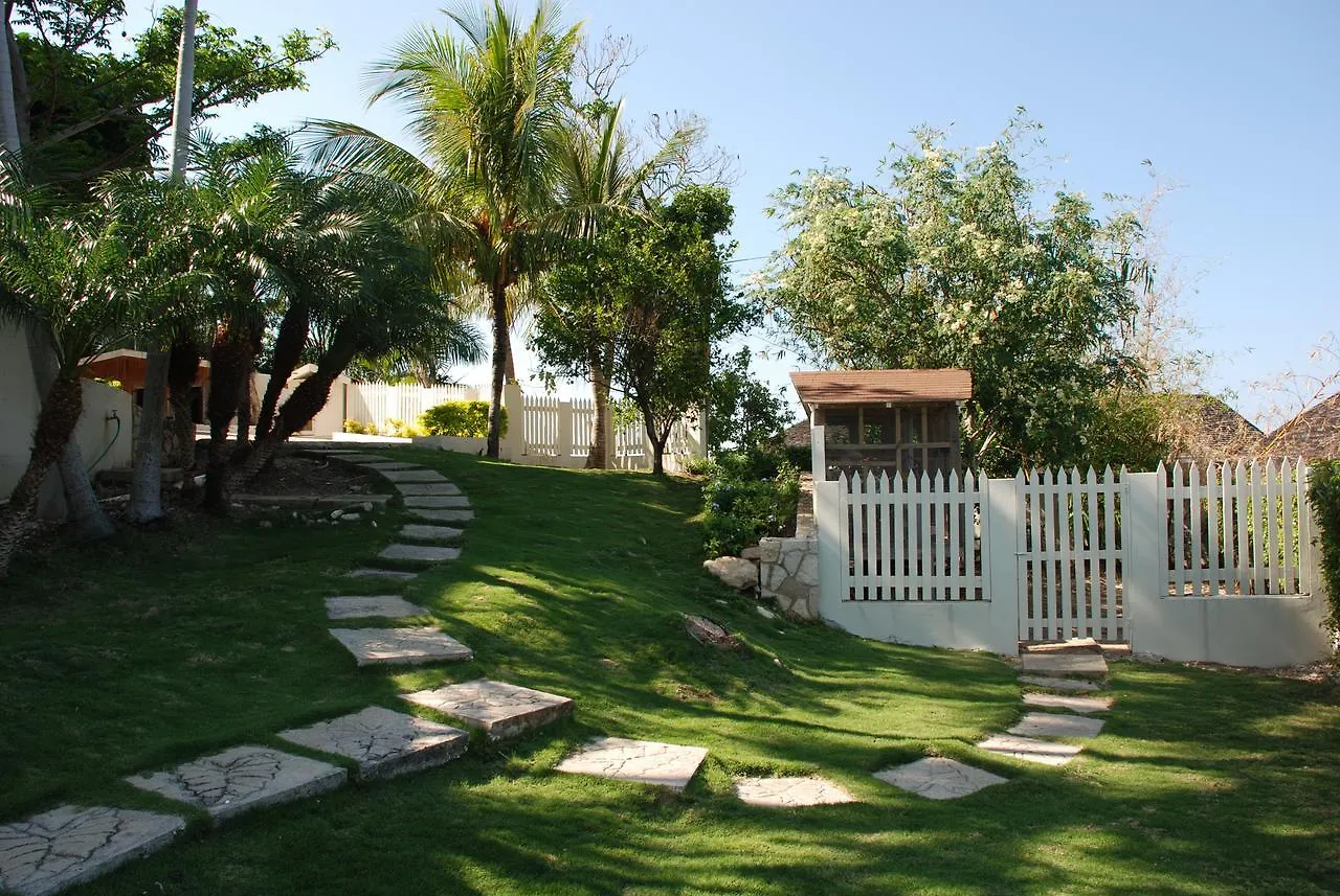 Luxury Villa Sleeps 6, Beach Access, Montego Bay