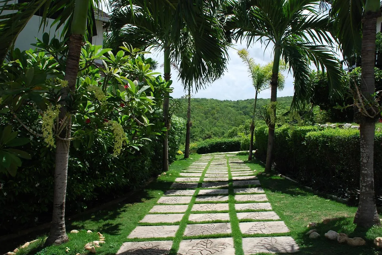 Luxury Villa Sleeps 6, Beach Access, Montego Bay