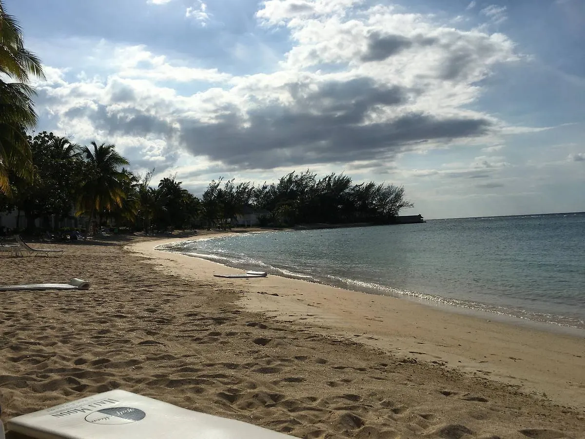 Luxury Villa Sleeps 6, Beach Access, Montego Bay