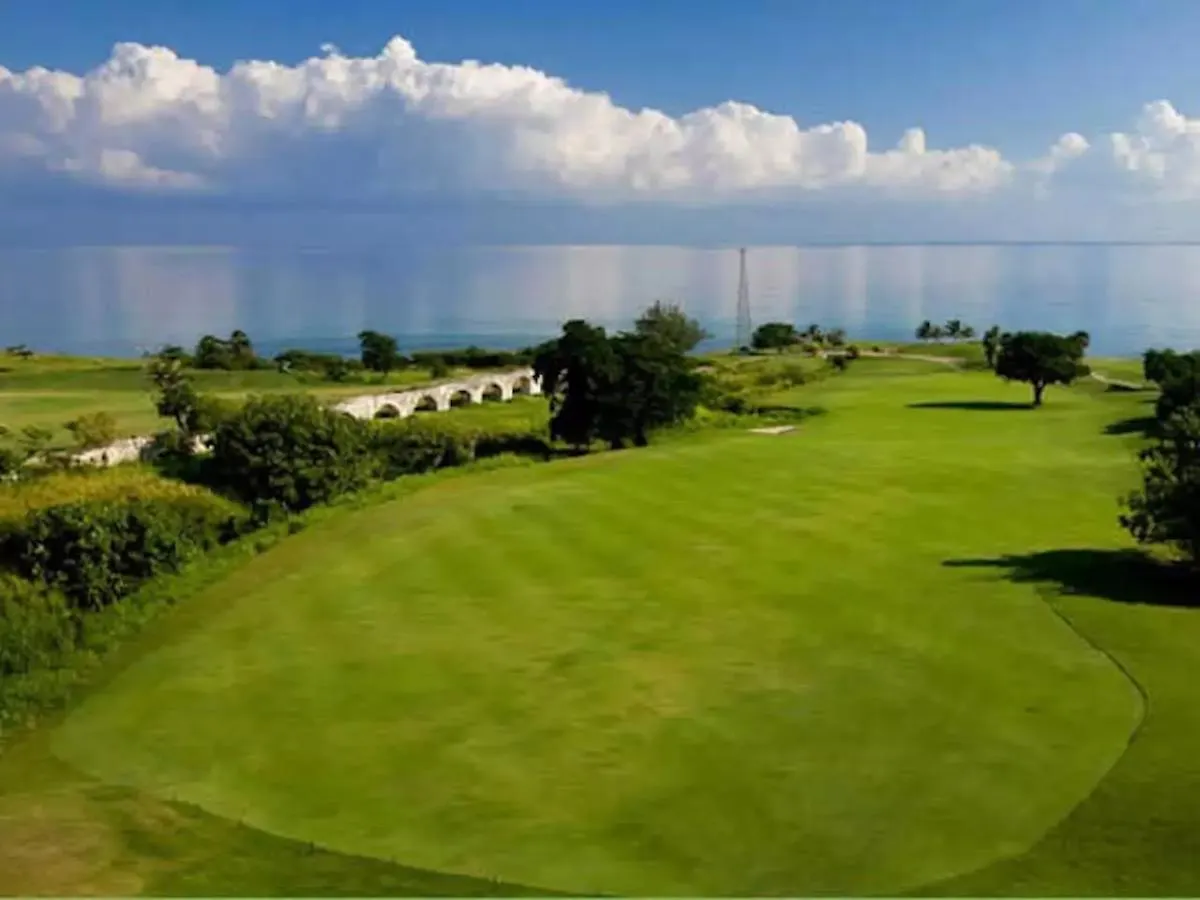 Luxury Villa Sleeps 6, Beach Access, Montego Bay