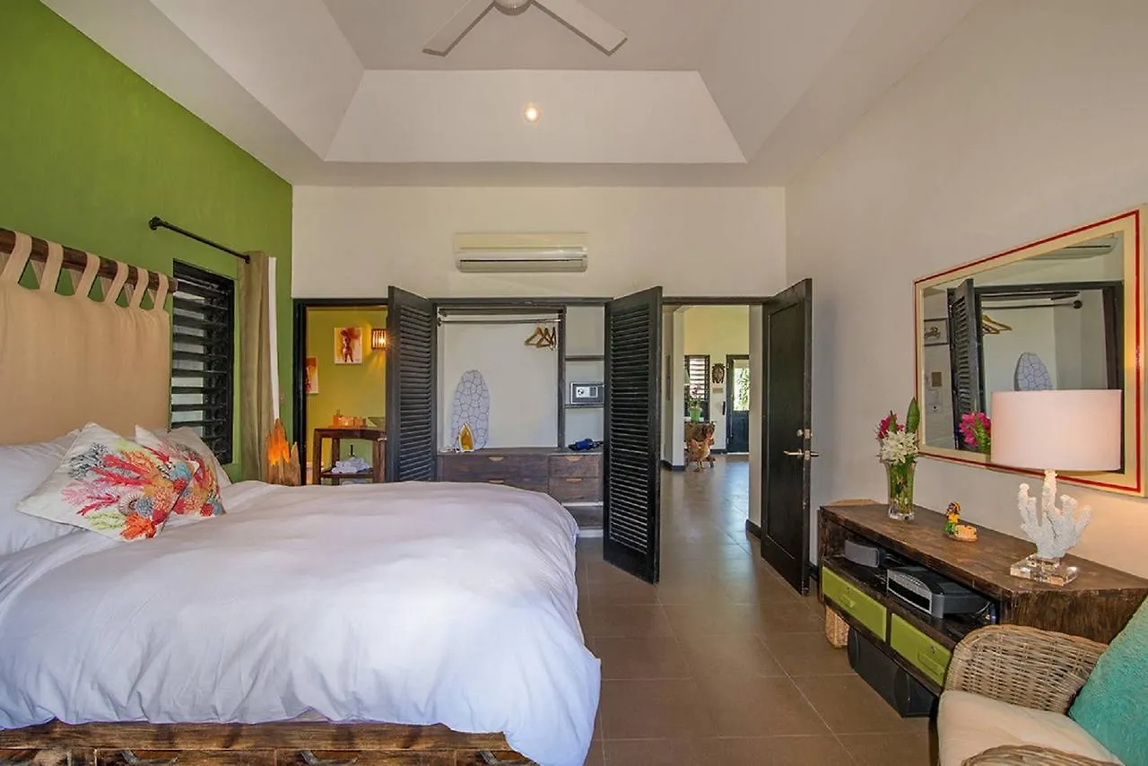 Luxury Villa Sleeps 6, Beach Access, Montego Bay