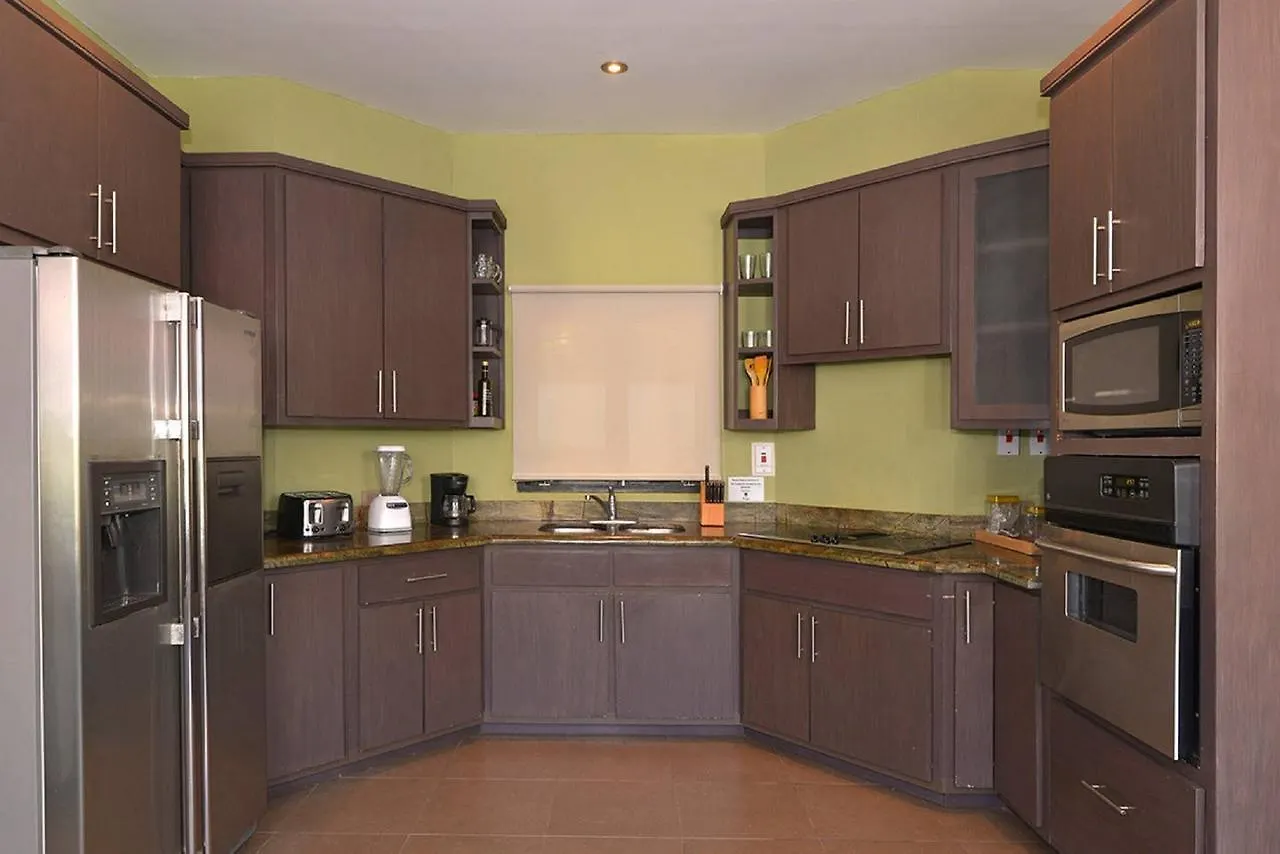 Luxury Villa Sleeps 6, Beach Access, Montego Bay