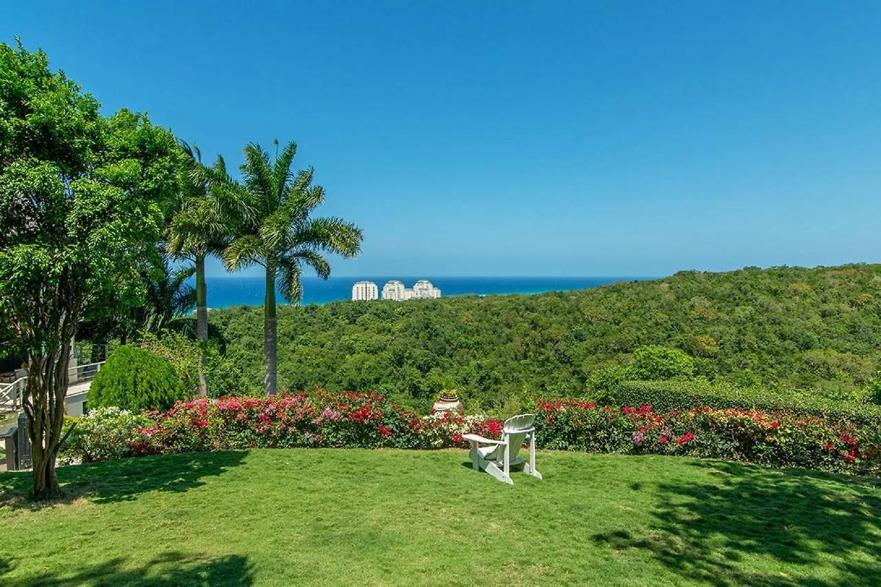 Luxury Villa Sleeps 6, Beach Access, Montego Bay