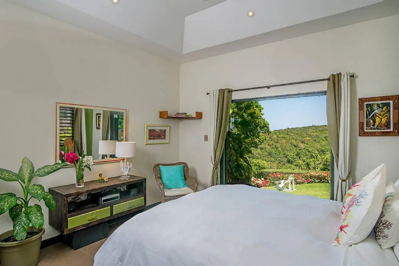 Luxury Villa Sleeps 6, Beach Access, Montego Bay