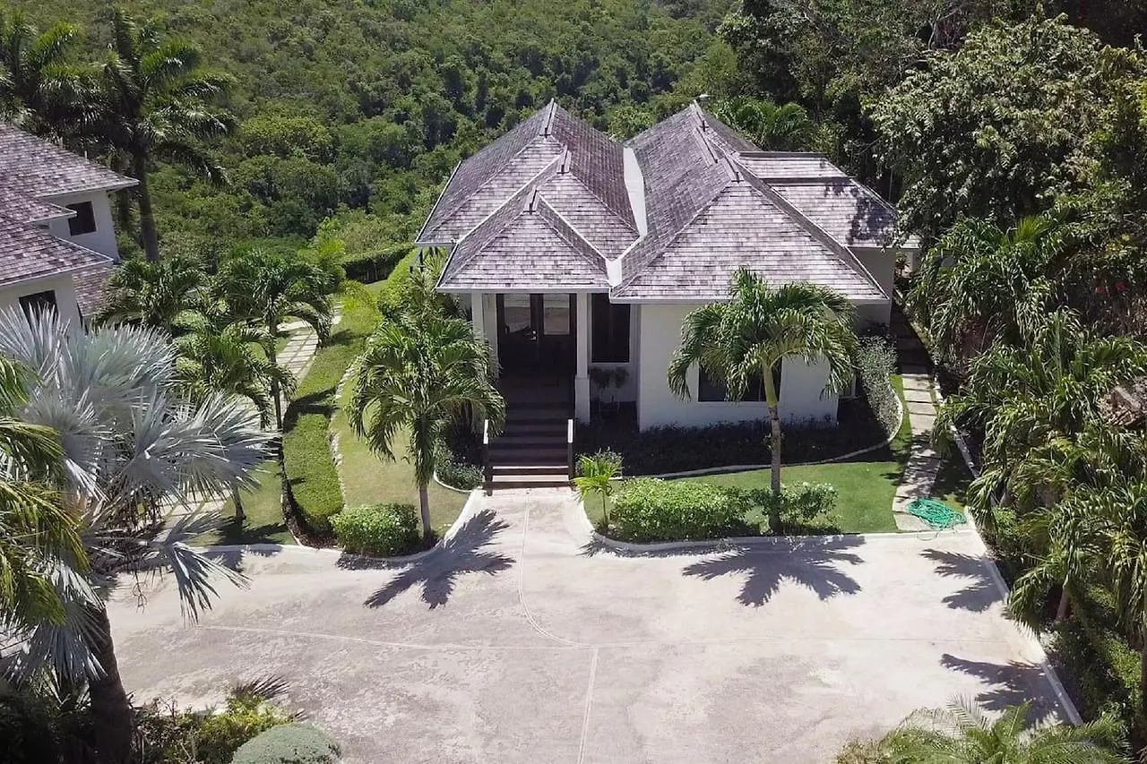 Luxury Villa Sleeps 6, Beach Access, Montego Bay