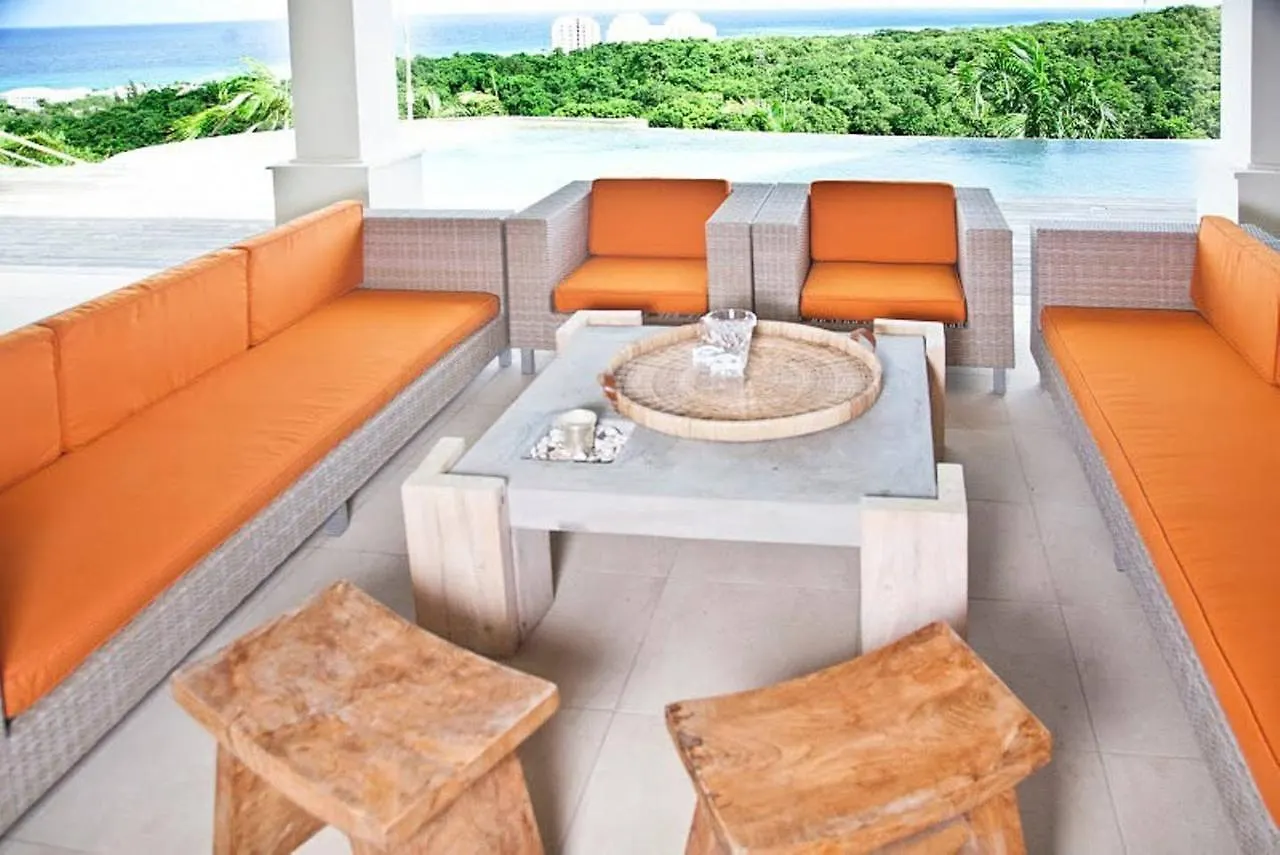 Luxury Villa Sleeps 6, Beach Access, Montego Bay