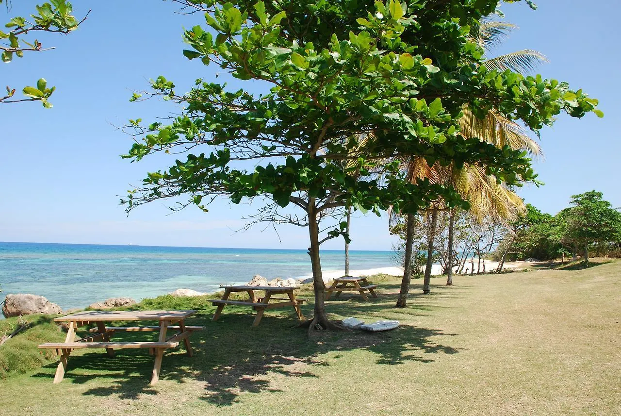 Luxury Villa Sleeps 6, Beach Access, Montego Bay