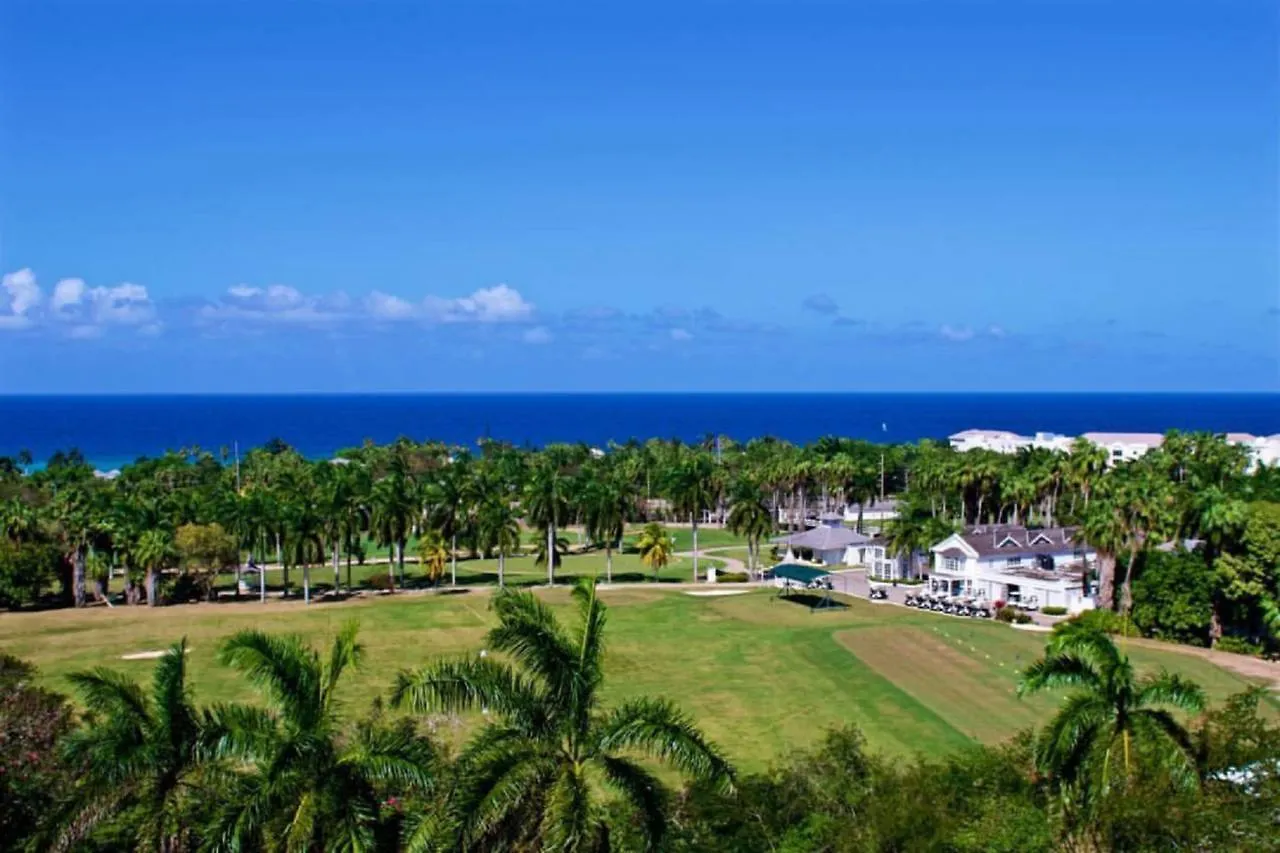 Luxury Villa Sleeps 6, Beach Access, Montego Bay