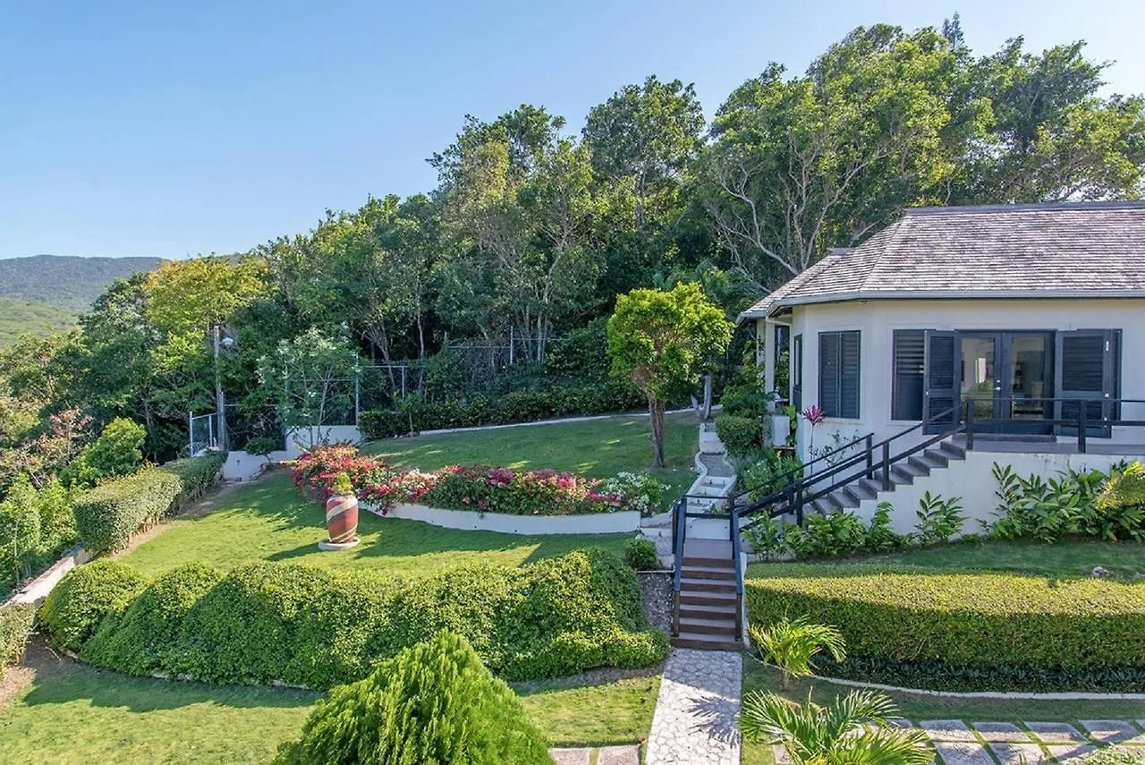 Luxury Villa Sleeps 6, Beach Access, Montego Bay