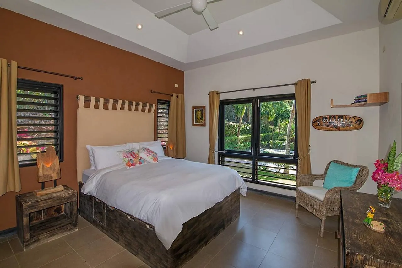 Luxury Villa Sleeps 6, Beach Access, Montego Bay