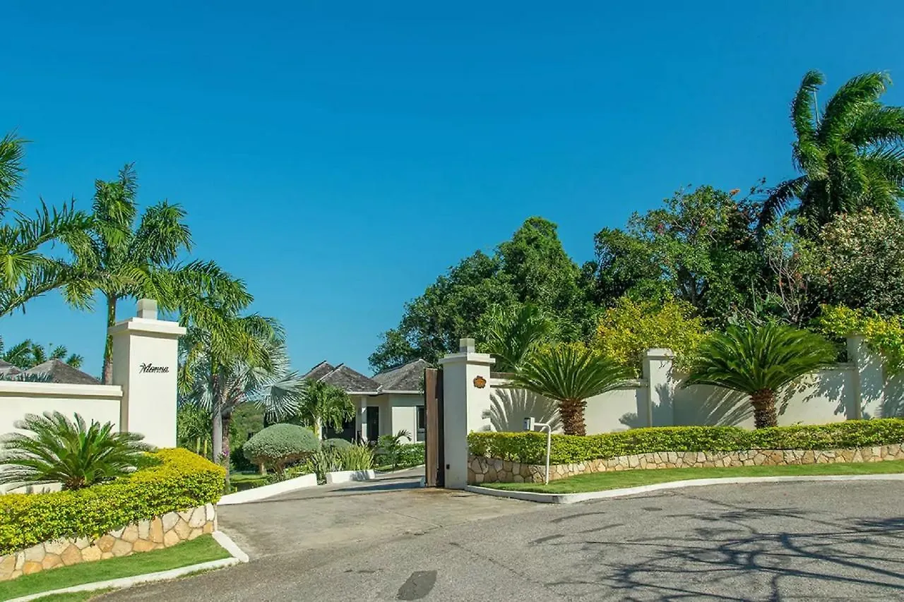 Luxury Villa Sleeps 6, Beach Access, Montego Bay
