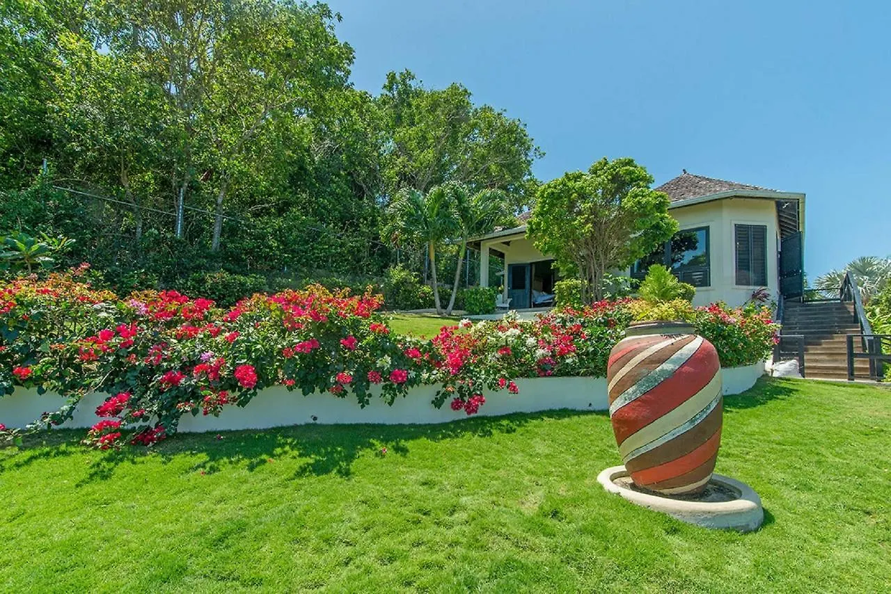 Luxury Villa Sleeps 6, Beach Access, Montego Bay